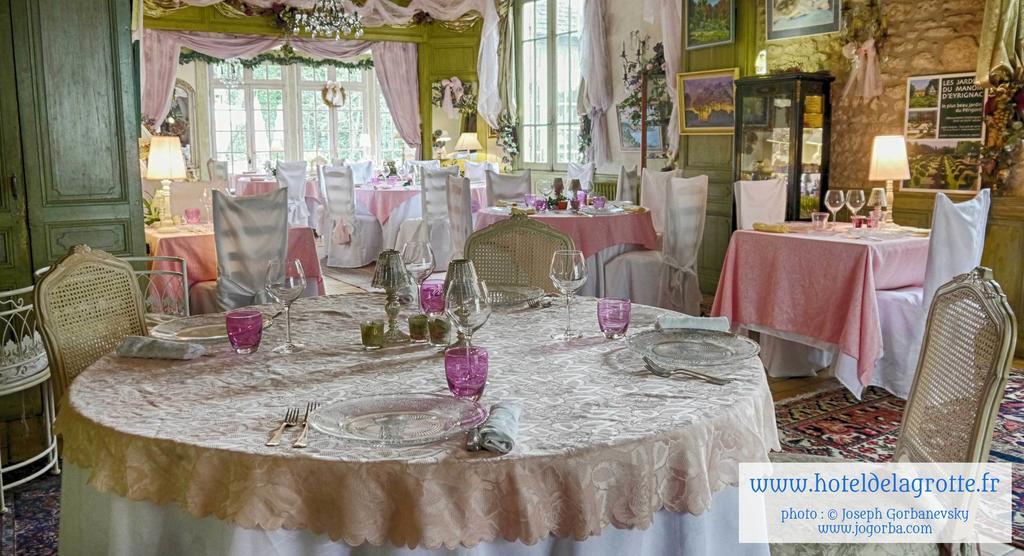 Hotel De La Grotte Монтіньяк Екстер'єр фото