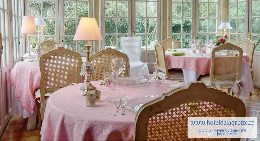 Hotel De La Grotte Монтіньяк Екстер'єр фото