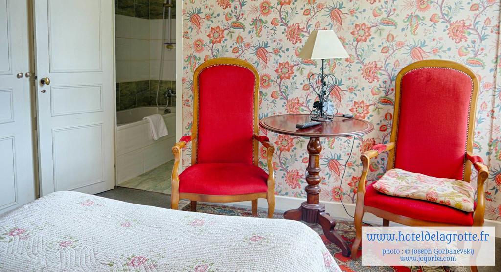 Hotel De La Grotte Монтіньяк Екстер'єр фото