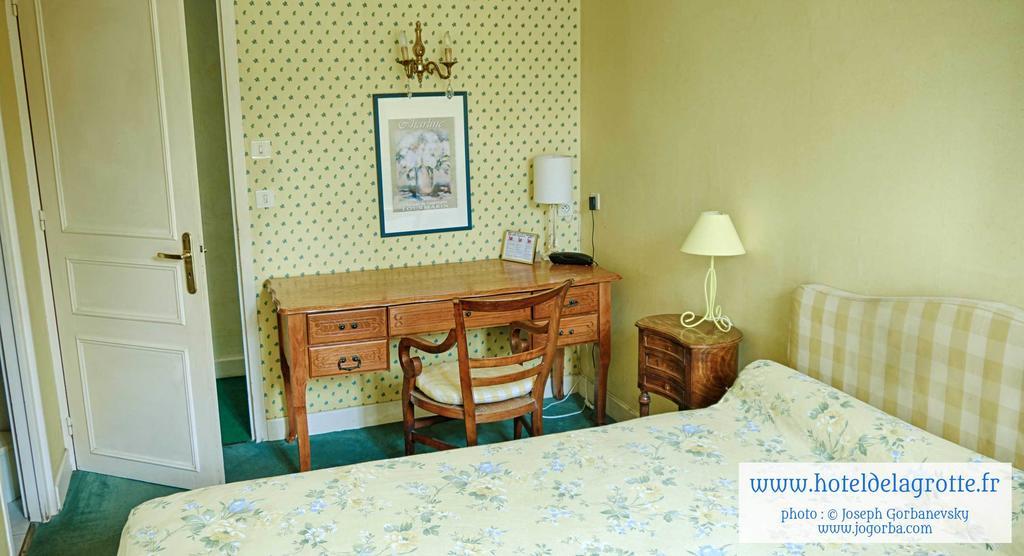Hotel De La Grotte Монтіньяк Екстер'єр фото