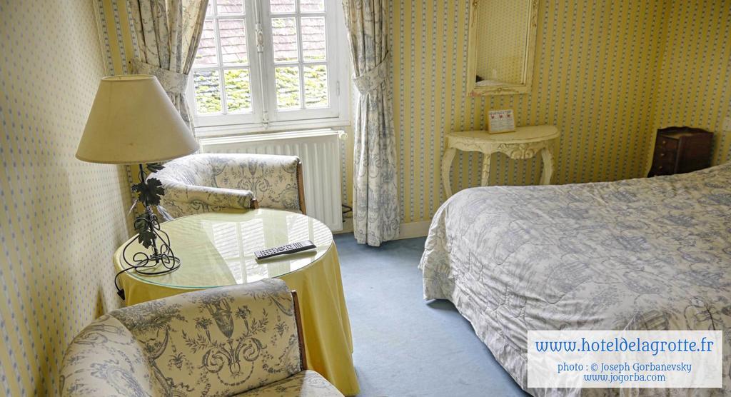 Hotel De La Grotte Монтіньяк Екстер'єр фото